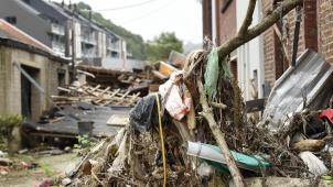 <p>Die Flut hinterließ an vielen Stellen im Land eine Schneise der Verwüstung.</p>