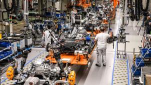 <p>Produktionslinie des Audi e-tron in Forest (Brüssel)</p>