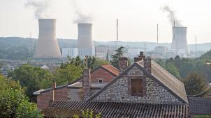 <p>Blick auf die Kühltürme des Atommeilers Tihange</p>