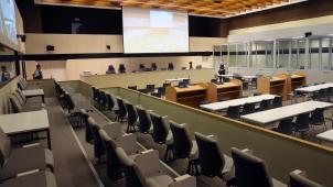 <p>Der Gerichtssaal im „Justitia“, dem ehemaligen NATO-Hauptquartier in Brüssel. Rechts die Boxen der Angeklagten.</p>