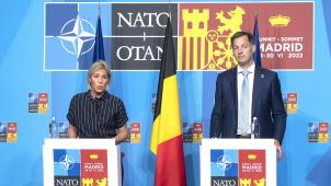 <p>Premier Alexander De Croo und Verteidigungsministerin Ludivine Dedonder im Anschluss an den NATO-Gipfel.</p>