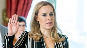 <p>Hat ein Sommergewitter im Regierungsviertel ausgelöst: Staatssekretärin Eva De Bleekere mahnt fehlende Reformtexte an. Hier bei ihrer Vereidigung.</p>