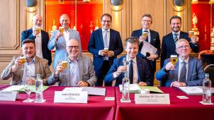 <p>Ein Prost auf die Vereinbarung: Die Vertreter der einzelnen Sektoren mit den Fachministern</p>