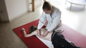 <p>Physiotherapie bei Mukoviszidose-Patienten. Der Konzern Vertex hat die Verhandlungen mit dem Gesundheitsministerium über das Präparat Kaftrio abgebrochen. Zu einer Rückerstattung im üblichen Rahmen kommt es damit vorerst nicht.</p>