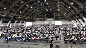 <p>Fast 5.500 Kandidaten legten am Dienstag die Aufnahmeprüfung für Medizin und Zahnmedizin in einer Ausstellungshalle am Heysel in Brüssel ab.</p>