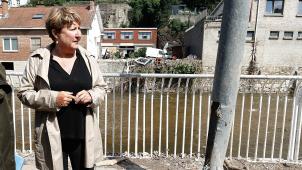 <p>Kommissarin Sylvie Marique bei einem Besuch von Pepinster zwei Wochen nach der Flutkatastrophe.</p>