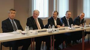 <p>Demnächst will der Gouverneur der Nationalbank, Pierre Wunsch (M.) jährlich nach Ostbelgien kommen. Hier bei einem Gespräch mit Vertretern aus Politik, Wirtschaft und Arbeitswelt im Quartum-Zentrum in Eupen.</p>