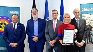 <p>Verteidigungsministerin Ludivine Dedonder mit den Kooperationspartnern aus der Privatwirtschaft.</p>