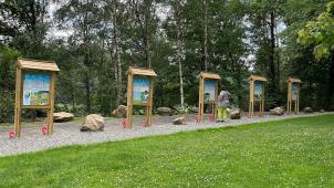 <p>Auf fünf neuen Infotafeln vermittelt ein Tropfen mit großen Kulleraugen kindgerecht Wissenswertes rund um das Thema Wasser.</p>