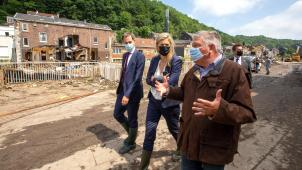 <p>Am 17. Juli besuchte Annelies Verlinden (M.) zusammen mit Premier Alexander De Croo (l.) das schwer in Mitleidenschaft gezogene Pepinster.</p>