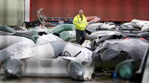 <p>In einem Lager liegen Schlauchboote, die vermutlich von Migranten bei der Überquerung des Ärmelkanals benutzt wurden.</p>