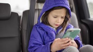 <p>Bei Autofahrten auf dem Beifahrersitz oder der Rückbank sollte man einen unbewegten Punkt am Horizont fixieren und öfter mal eine Pause einlegen. Und das Allerwichtigste: nicht aufs Handy gucken oder lesen. „Die Informationen werden noch verwirrender, wenn die Augen Buchstaben oder einem Film folgen. Dann gibt es ein totales Durcheinander“, sagt ein Experte.</p>