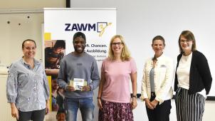 <p>Ministerin Lydia Klinkenberg, Geselle Eternel Luntadila, Förderpädagogin Carola Müller, IAWM-Direktorin Dr. Verena Greten und die Leiterin des ZAWM Eupen, Caroline Gerckens, im Anschluss an eine Pressekonferenz am Montag.</p>