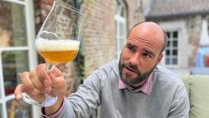 <p>Ben Wimmer begutachtet ein Bier nach seinen optischen Eigenschaften. „Das Glas sollte keine Spülmittel-Rückstände aufweisen, das würde sich negativ auf die Schaumkrone auswirken“, sagt er.</p>