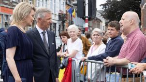 <p>Am Straßenrand warteten viele Flutoper auf den Besuch des Königspaars.</p>