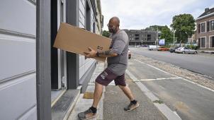 <p>Noch vor einem Jahr wurde dort, wo jetzt Umzugskisten reingetragen werden, schubkarrenweise Schlamm herausgefahren.</p>
