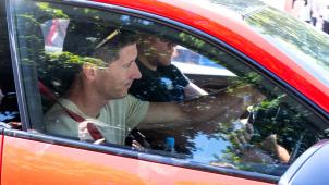 <p>Robert Lewandowski verlässt im Auto nach dem Training das Vereinsgelände.</p>
