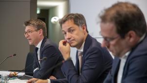 <p>Premierminister Alexander De Croo (Mitte) hofft bis zum 21. Juli eine Einigung zu erzielen.</p>