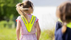 <p>Für die Sicherheit eines Kindes ist es wichtig, dass es im Straßenverkehr gut sichtbar ist.</p>