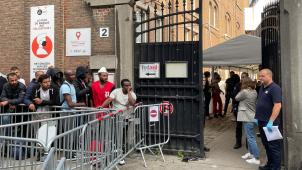 <p>Nur die Hälfte der Asylsuchenden wurde am Montagmorgen ins Petit-Château hineingelassen. Alleinstehende Männer blieben draußen.</p>