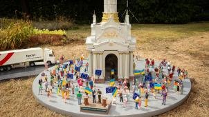 <p>Szenerien am Fuß der Miniatur-Säule</p>