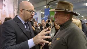 <p>Erwin Schöpges (rechts) bei der Landwirtschaftsmesse in Libramont im Jahr 2015, im Gespräch mit dem damaligen Premierminister Charles Michel</p>