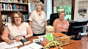 <p>Anne-Marie Minke-Ruwet (stehend) schaut (von links) Elisa Neycken und Eva Heeren bei den Digitalisierungsarbeiten zu. Fotos: Günther Sander</p>