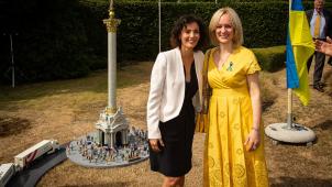 <p>Außenministerin Hadja Lahbib (l.) und Nathalia Anoshyna, Geschäftsträgerin der Ukraine in Belgien, anlässlich der Einweihung der Kiewer Unabhängigkeitssäule im Mini-Europa.</p>