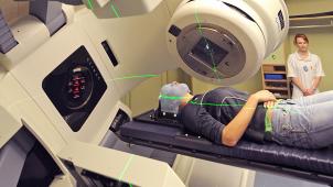 <p>Bessere Bestrahlungsgeräte ermöglichen es, einen Tumor viel präziser zu bestrahlen, ohne das Gewebe um den Tumor herum zu schädigen.</p>