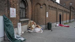 <p>Vor dem „Petit Chateau“ (Anmeldezentrum für Asylsuchende A.d.R.) in Brüssel müssen fast täglich Asylsuchende auf der Straße übernachten.</p>