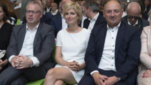 <p>Céline Tellier (Bildmitte) hat auf der Landwirtschaftsmesse in Libramont gemeinsam mit ihren Ministerkollegen Willy Borsus (rechts) und Philippe Henry (links) an einem der vielen Vorträge teilgenommen.</p>