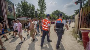 <p>Polizeibeamte auf dem Festivalgelände von Tomorrowland.</p>