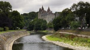 <p>Der Wasserstand der belgischen Flüsse ist aufgrund der anhaltenden Trockenheit sehr niedrig. Das Bild zeigt die Ourthe in Durbuy, eine der wallonischen Gemeinden, die den Trinkwasserverbrauch eingeschränkt hat.</p>