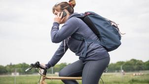 <p>Nein, so lieber nicht: Fahrradfahren mit Handy am Ohr ist gefährlich, verboten und kann obendrein teuer werden.</p>