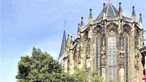 <p>Beim Bummel durch die Altstadt Aachens ist der Dom allgegenwärtig. Foto: Günther Sander</p>