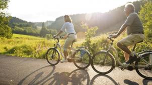 <p>Das Radwandernetz (wie hier im Ourtal) ist eines der Trümpfe des Tourismus in Ostbelgien. Foto: <a href=http://www.vennbahn.eu>www.vennbahn.eu</a></p>