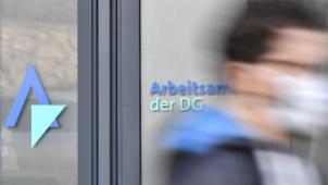 <p>Die gestiegenen Arbeitslosenzahlen seien zum Teil auf die Eintragung von Schulabgängern zurückzuführen, die knapp ein Viertel des Anstiegs ausmachen. „Die meisten Personen sind allerdings in der Gruppe der Empfänger von beziehungsweise Anwärter auf Arbeitslosengeld hinzugekommen“, teilte das Arbeitsamt der DG mit.</p>