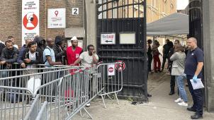 <p>Gewohntes Bild: Seit Monaten bilden sich immer wieder lange Warteschlangen vor den Toren des Fedasil-Anmeldezentrums in Brüssel, „Petit-Château“.</p>