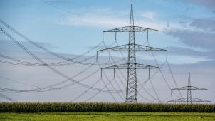 <p>Wenn es sehr heiß ist, dehnen sich die Drähte zwischen den Strommasten aus und hängen dann tiefer durch.</p>