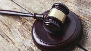 <p>Ein Gericht kann jemanden wegen verschiedener Straftaten zu einer Arbeitsstrafe verurteilen. Bestimmte Taten – wie etwa erschwerte Sittendelikte oder Mord – sind davon ausgeschlossen.</p>