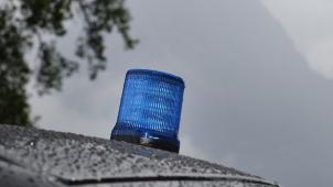 <p>Rundumleuchte auf einem Privatfahrzeug. Das für die Freiwilligen einer Feuerwehr soll allerdings nicht blau sein.</p>