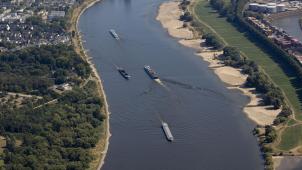 <p>Nur halbvoll beladene Schiffe fahren bei niedrigem Wasserstand in der Fahrrinne des Rheins bei Köln.</p>