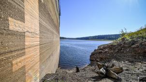 <p>Der Wasserpegel der Wesertalsperre ist aufgrund ausbleibender Regenfälle zuletzt deutlich gesunken. Grund zur Sorge besteht laut Wassergesellschaft SWDE jedoch nicht.</p>