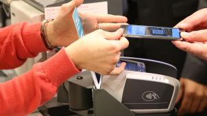 <p>Mit dem Smartphone bezahlen – das geht inzwischen macherorts auch direkt an der Ladenkasse.</p>