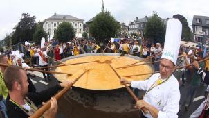 <p>Beim Riesenomelett ist ständiges Rühren das oberste Gebot.</p>