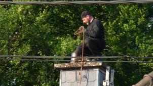 <p>In schwarzer Arbeitskluft in luftiger Höhe unterwegs: So haben die meisten Eupener Erich Neumann kennengelernt.</p>