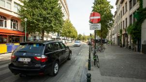 <p>Gestern war hier noch die Durchfahrt möglich, fortan ist es Einbahnstraße: An die neuen Verkehrssituationen im Brüsseler Stadtzentrum muss sich so mancher Autoafhrer erst einmal gewöhnen.</p>