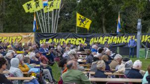 <p>Die „Yser-Mahnwache“ (hier eine Aufnahme von der 20. Ausgabe am 29. August 2021) verfolgt nach eigenen Angaben drei Ziele: Ehrung der flämischen Frontsoldaten des Ersten Weltkriegs, Zusammenarbeit zwischen allen Flämisch-Gesinnten und Selbstverwaltung Flanderns.</p>