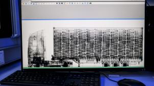 <p>Auf dem Computer eines Zollbeamten erscheint das Bild eines im Antwerpen Haften gescannten Lkw.</p>