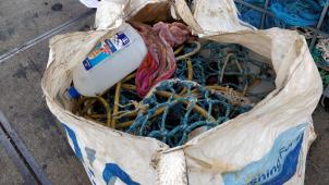 <p>Den Müll aus ihren Fangnetzen bringen die Fischer in speziellen Abfallsäcken an Land.</p>